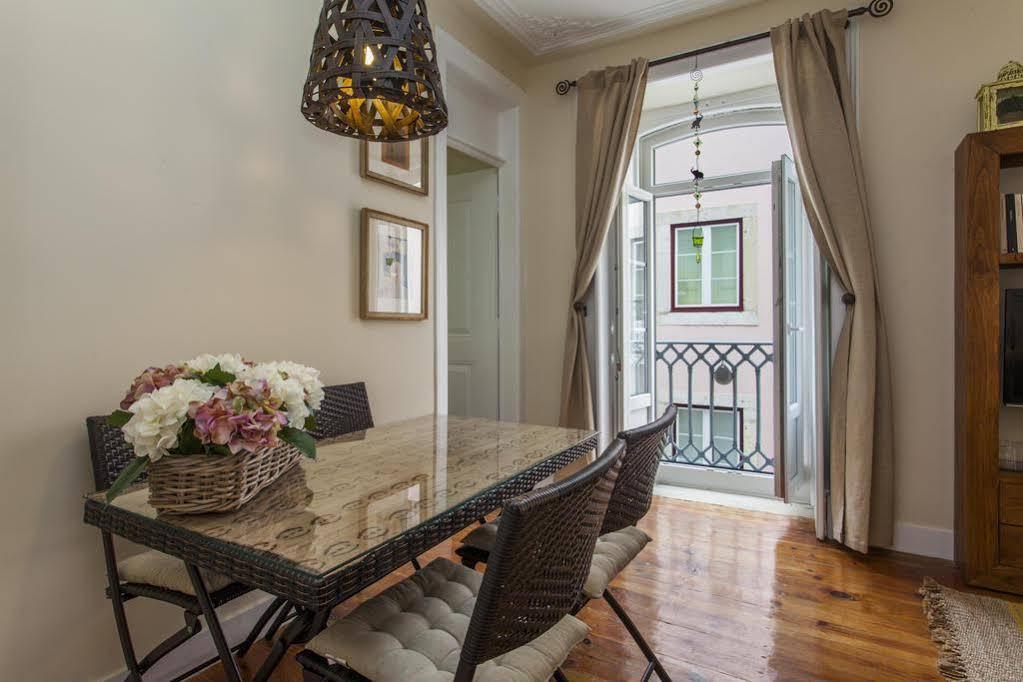 Remodeled Historic Apartment In Bairro Alto Lisbon Exterior photo